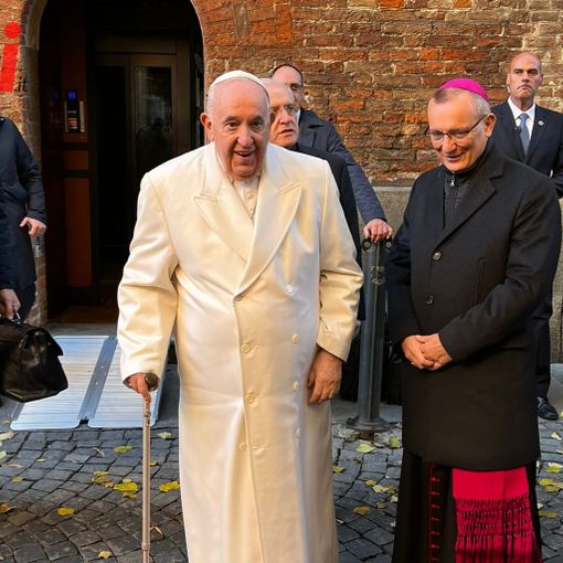 &quot;Ora vi scalderete&quot;, Papa Francesco scende tra le persone in attesa in piazza Catena [VIDEO E FOTO]