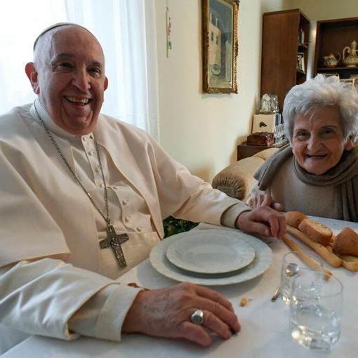 Il Santo Padre con la cugina nel corso della sua visita astigiana (ph. Vatican Media)