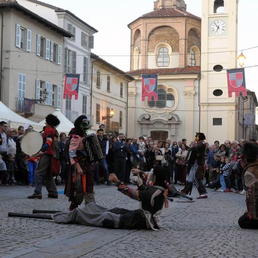 A San Damiano successo di &quot;Sipario. #arvedsEstate&quot;. Apprezzatissimo lo spettacolo itinerante &quot;Parada&quot;