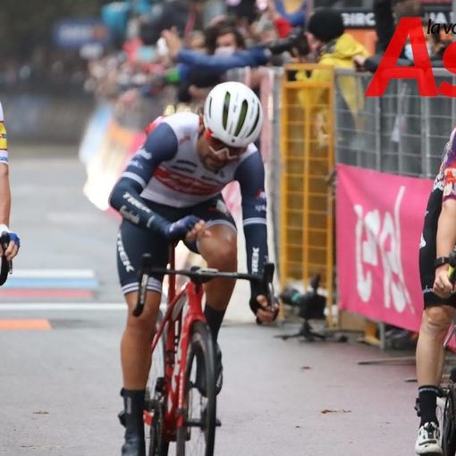 Un momento della tappa astigiana del Giro 2020 (MerfePhoto)