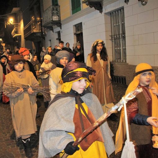 Presepe vivente a Montechiaro con i piccoli dell'oratorio attraverso le vie del paese