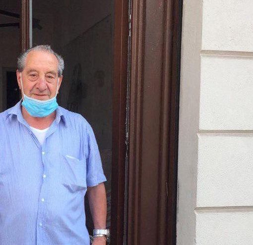Il Covid non fa rialzare le serrande del barbiere di piazza Cairoli. Asti perde 50 anni di storia (FOTO)