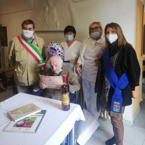 La neocentenaria Fiorina con il consigliere provinciale Francesca Varca, il sindaco Flavio Miniscalco e staff della struttura