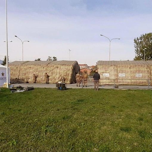 Una delle tensostutture allestite in mattinata presso l'ospedale di Rivoli (TO)