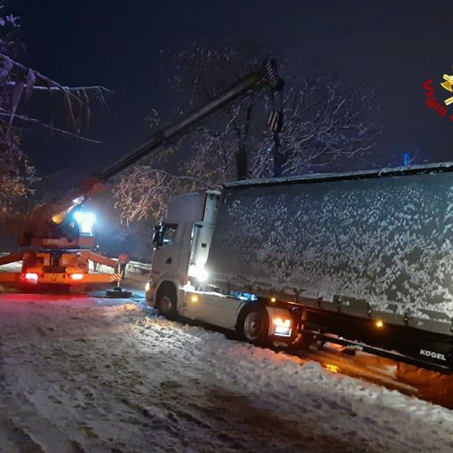 Intervento vigili del fuoco per un tir fuoristrada sulla neve