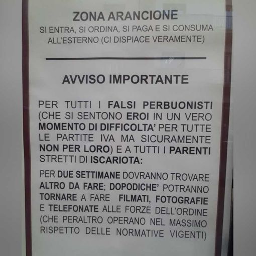 Cartello affisso in un bar di Asti