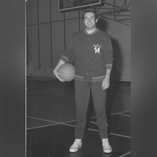 Un giovane Andrea Ravalico quando giocava nella Saclà Asti, a fine articolo il team astigiano e una foto recente dell'ex atleta scomparso. Tutte le immagini sono tratte dalla sua pagina Facebook