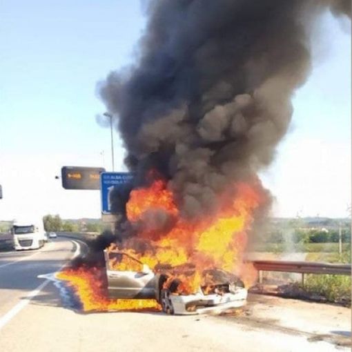 Auto prende fuoco nella galleria di Isola, direzione Montegrosso [FOTO E VIDEO]