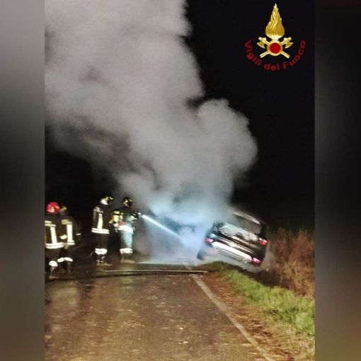 Castello d’Annone, auto in fiamme dopo un’uscita di strada