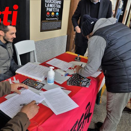 Due immagini, la seconda a fine articolo, della raccolta firme (ph. Efrem Zanchettin)