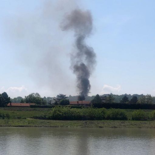 La colonna di fumo vista dalla sponda opposta del Tanaro (immagine dal web)