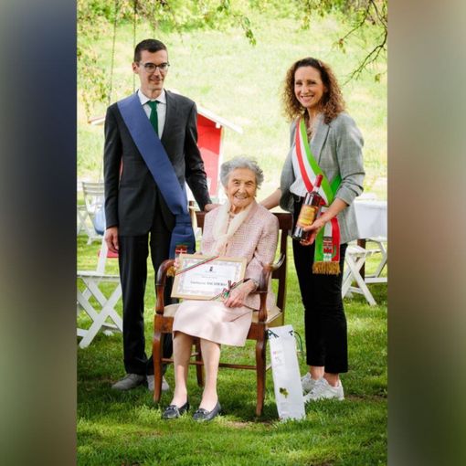 Nella foto la neo centenaria con il presidente della Provincia Paolo Lanfranco e la nipote, nonché sindaco di Mongardino, Barbara Baino