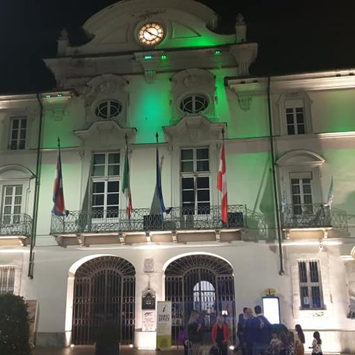 Piazza San Secondo illuminata di verde