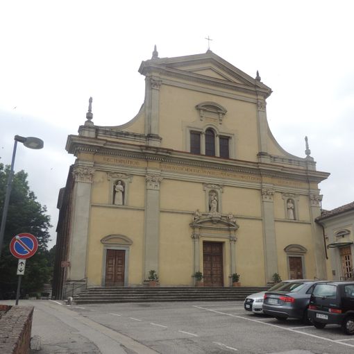 Moncalvo, piazza San Francesco con auto