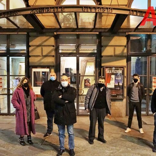 Un piccolo flash mob dei lavoratori del Teatro Alfieri con l'assessore alla Cultura Gianfranco Imerito