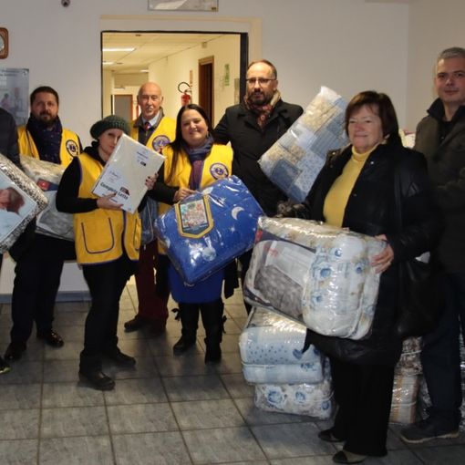 Il Lions Club storici, artisti, presepisti di Asti dona lenzuola e piumoni al dormitorio di Asti