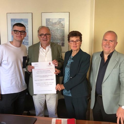 Lo studente di Scienze Politiche Edoardo Scarrone, il Presidente di Politeia Maurizio Carcione, l'assessore alla Cultura Ausilia Quaglia e il Consigliere con delega alla Promozione del Territorio e Presidente del Consiglio comunale Maurizio Martino