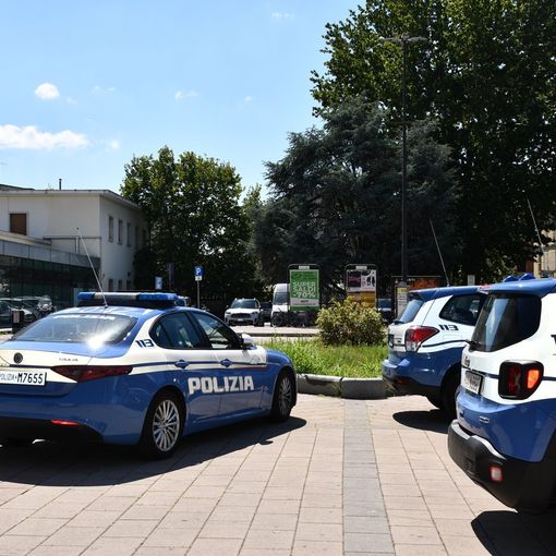 Colpisce con una testata l’ex compagna in pieno giorno nel parcheggio del Pronto Soccorso