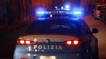 Auto della Polizia in pattugliamento notturno - Immagine d'archivio