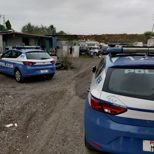Le forze dell'ordine in via Guerra (archivio)
