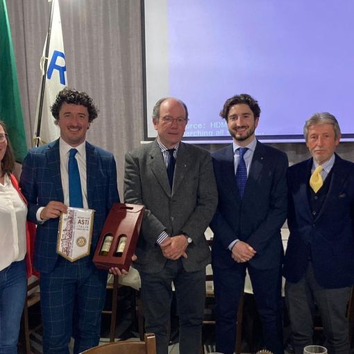 Mattia Pontacolone, terzo da sinistra, con alcuni suoi familiari e i dirigenti del Rotary Club Asti