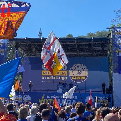 Raduno della Lega a Pontida: Salvini fa firmare i sei impegni per il Governo: &quot;Tutti uniti da Nord a Sud, a prendere per mano questo Paese &quot; [VIDEO]