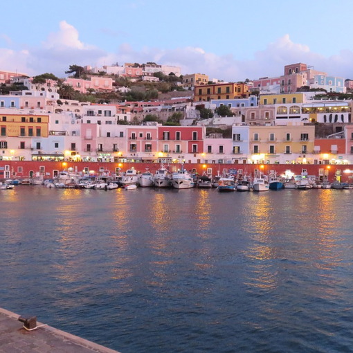 Navigare l'isola di Ponza con un gommone o uno yacht