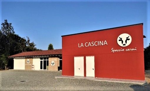 Prefabbricati Guerrini realizza la struttura per un punto vendita di carni dall'estetica contemporanea e minimalista