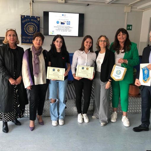 Le ragazze premiate con alcune rappresentanti dell’Inner Wheel, la presidente del Club di Asti Simonetta Boschi, la governatrice del Distretto 204 Patrizia Gentile, il dirigente scolastico Franco Calcagno