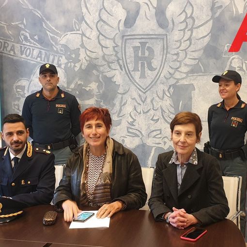 La presentazione della giornata, con il questore anche il comandante delle volanti Gigante e la vice Rissone La presentazione della giornata, con il questore anche il comandante delle volanti Gigante e la vice Rissone