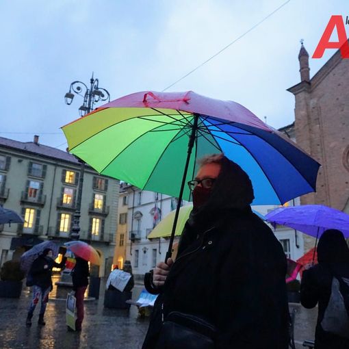In piazza San Secondo, presidio per la Bosnia sotto la pioggia