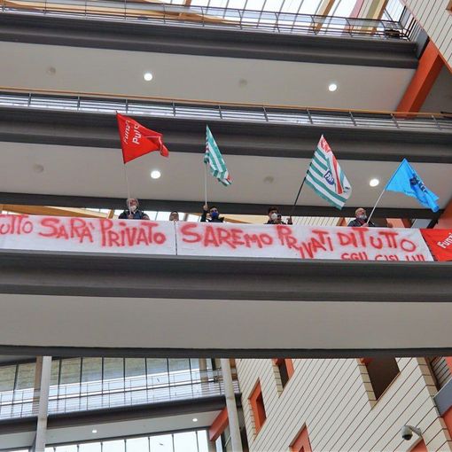 Il flash mob dei sindacati al Massaia lo scorso aprile (Merphefoto)