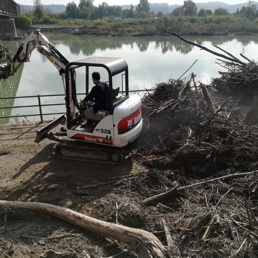 I volontari della Protezione civile di Asti rimuovono dal Tanaro cumuli di tronchi e bottiglie di plastica