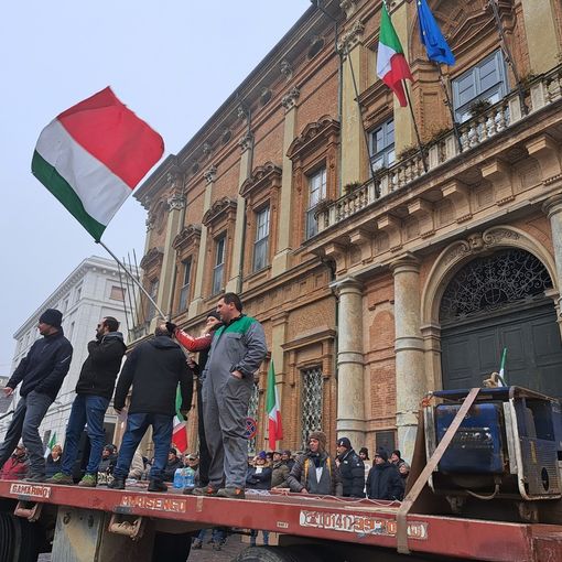 Alcune immagini della protesta ad Alessandria che vede coinvolti anche molti agricoltori astigiani