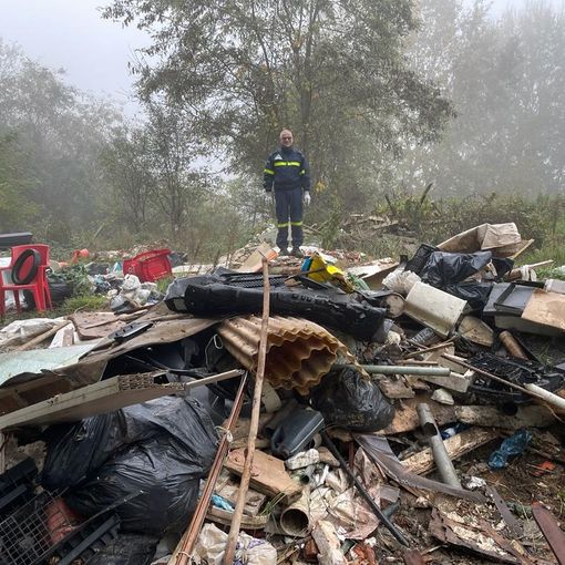 Quaranta metri cubi di rifiuti ingombranti rimossi dall'area di Belangero dai volontari di protezione civile [FOTO]