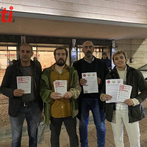 Raccolta firme contro gli stalli blu in piazza del Palio (da sinistra Massimo Cerruti, Mauro Bosia, Mario Malandrone, Vittoria Briccarello)