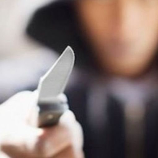 Col cappuccio in testa ed un coltello terrorizza la farmacia Garello (foto d'archivio)