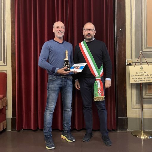 L'astigiano Mauro Gerbi vincitore del campionato di tennis over 55, ricevuto dal sindaco