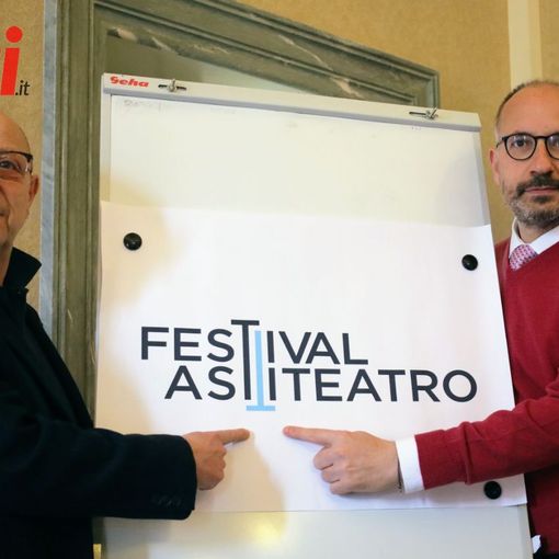 L'assessore Imerito e il sindaco Rasero con il nuovo logo della manifestazione (Ph. Efrem Zanchettin - Merfephoto). Nelle foto a fine articolo altre immagini della conferenza stampa e foto di scena di alcuni dei protagonisti della rassegna