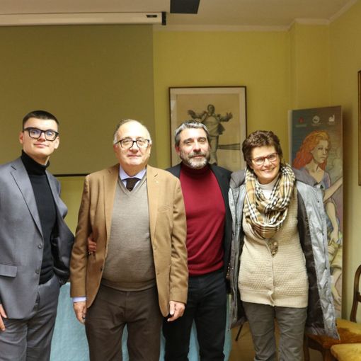 Da sinistra verso destra: Edoardo Scarrone, il giovane membro di Politeia già alunno del professore, il presidente di Politeia Maurizio Carcione, il professor Giorgio Barberis e l'Assessore alla Cultura Ausilia Quaglia
