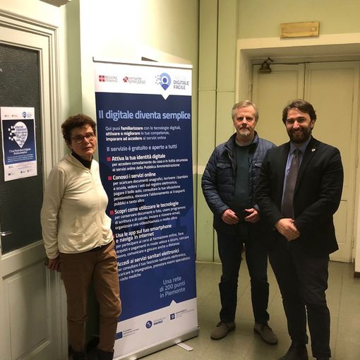 Da sinistra verso destra: l'Assessore alla CUltura Ausilia Quaglia, il direttore del C.I.S.A. Asti Sud Giuseppe Occhiogrosso e il Sindaco della Città di Nizza Monferrato Simone Nosenzo di fronte al locale del progetto &quot;Facilitazione o facilitatori digitali&quot;