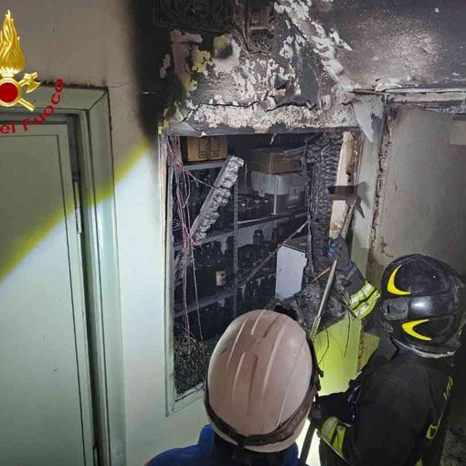 Incendio a Montafia: Evacuate quattro famiglie a causa di un problema al quadro elettrico condominiale