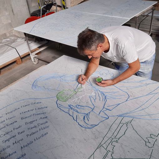 L'artista Massimo Ricci all'opera per il memoriale ai bambini defunti del secolo scorso