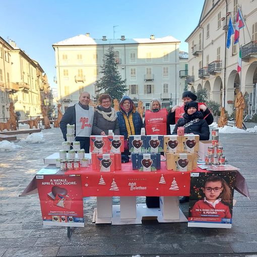 Il consigliere con carica alle Associazioni di Volontariato Andrea Forin e l'Assessore alla Cultura Ausilia Quaglia alla raccolta fondi dello scorso anno