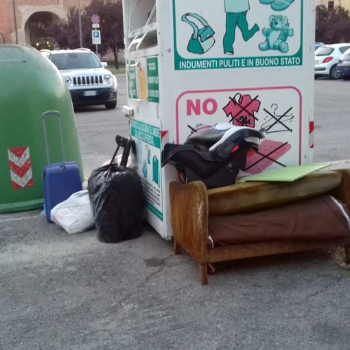 I rifiuti in strada, ad Asti, non risparmiano nessuna zona