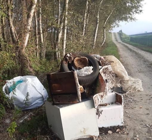 Incivili abbandonano cumuli di rifiuti ingombranti a San Marzanotto e Cortiglione