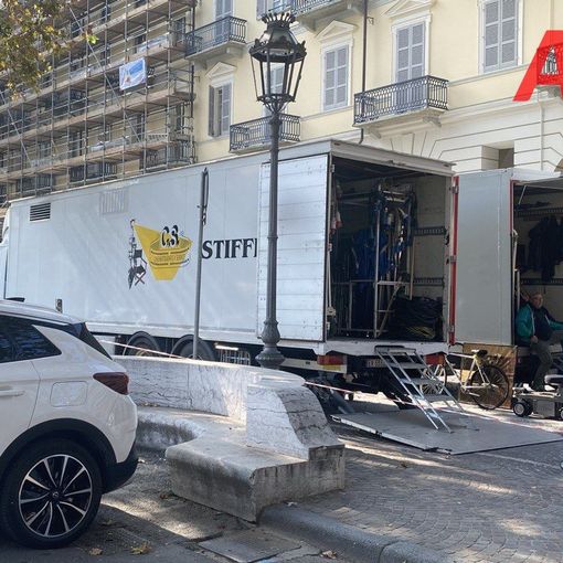 I camion in piazza Alfieri durante le riprese di ieri
