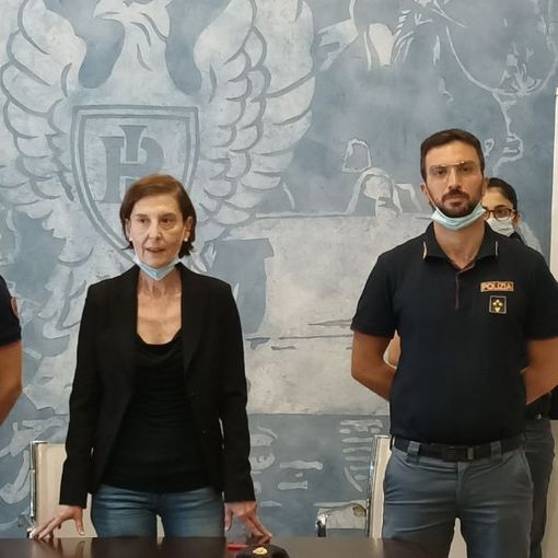 &quot;Aiutaci a difenderti... non sei solo&quot;. La nuova campagna di prevenzione truffe agli anziani della Questura di Asti