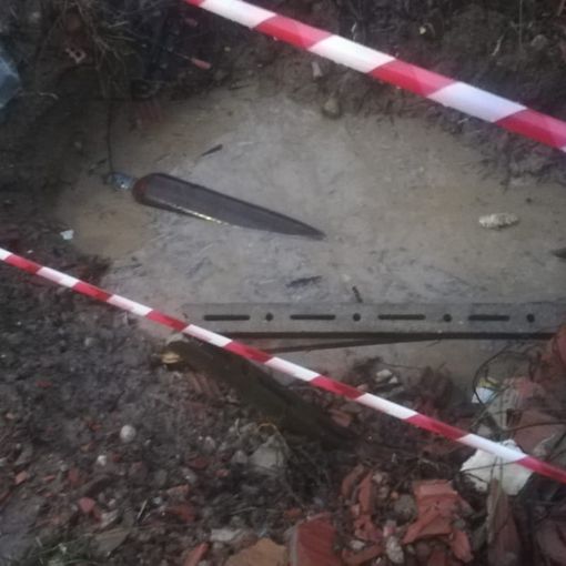 Continua il rogo in via Guerra. Tra i rifiuti anche una bombola di acetilene [FOTO]