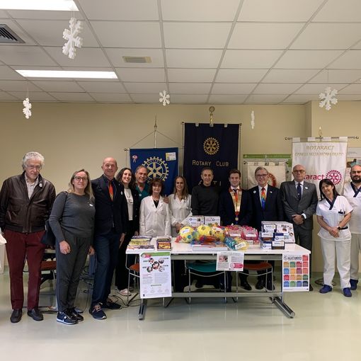 Il direttore generale dell’Asl AT Francesco Arena, il direttore sanitario Tiziana Ferraris e il direttore del Dipartimento Materno Infantile Maggiorino Barbero, il primario di Pediatria Cinzia Strozzi insieme alla delegazione dei Club Rotary e Rotary Act di Asti, Nizza e Canelli rappresentati presidenti Maurizio Mela, Paolo Marmo, Alessandro Pampirio, Carola Marmo, i componenti del direttivo, il presidente della Commissione distrettuale Luigi Gentile e Gianluigi Lunati, rappresentante distrettuale del Rotaract.